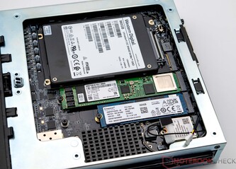 Minisforum MS-01 uitgerust met drie SSD's
