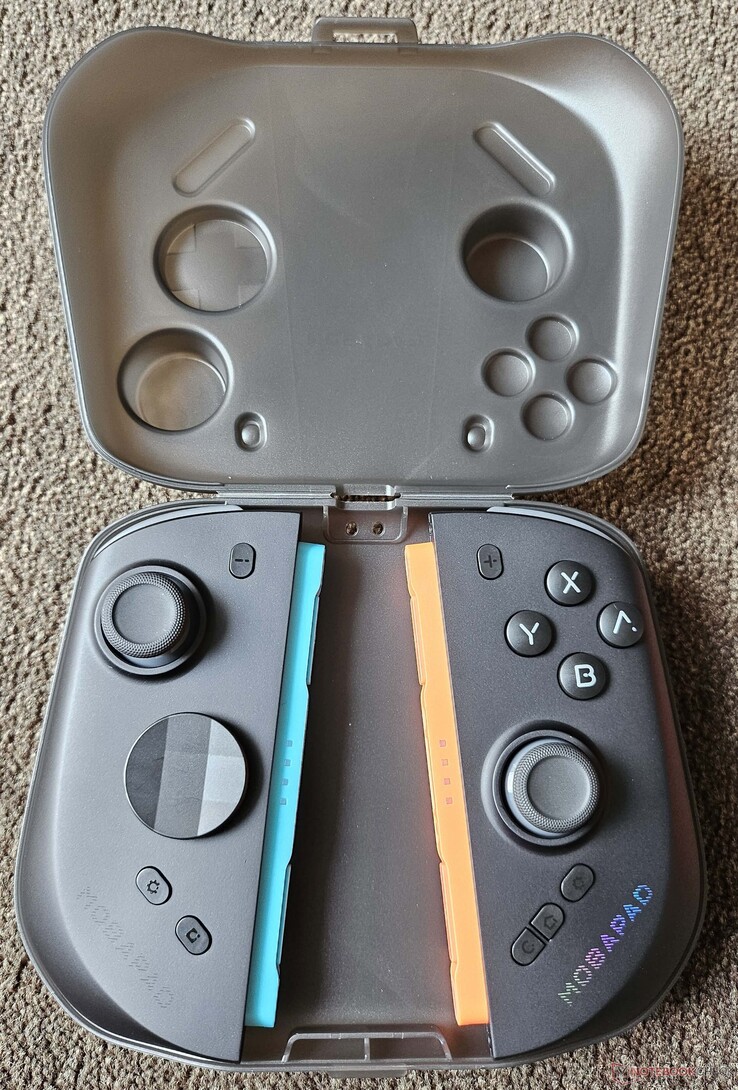 De hoes beschermt de Joy-Cons en biedt tevens ruimte voor de optionele houder.