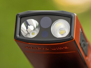 De Olight ArkPro Ultra beschikt over een schijnwerper, een spot, UV-licht en een groene laser.