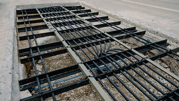 Het Indiana Department of Transportation bedekte de spoelen van de Purdue-zender met snelwegbeton. (Afbeeldingsbron: Kelsey Lefever/Purdue University)