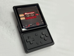 De nieuwe handheld van Anbernic in een van de twee geplaagde kleuropties.