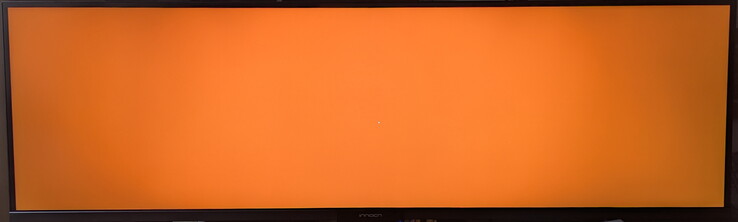 Kleuren lijken aan de randen ook donkerder en minder verzadigd