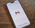 Een iPhone met het Gmail-logo op het scherm.