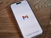 Een iPhone met het Gmail-logo op het scherm.