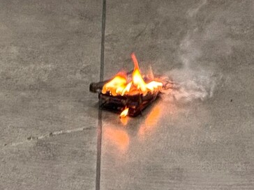 De Galaxy S24 van de gebruiker staat in brand na het uitstoten van rook en knallende geluiden.