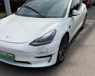 De Model 3 ontsnapte redelijk ongeschonden (afbeelding: Yan Chang/Twitter)