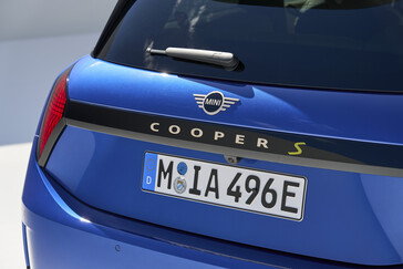 De achterkant van de nieuwe Mini Cooper SE heeft dezelfde minimalistische behandeling gekregen als de rest van de auto. (Afbeelding bron: Mini)