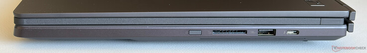 Rechterkant: Aan/uit-knop, SD-kaartlezer, USB-A 3.2 Gen.2 (10 Gbps), USB-C 4.0 w/ Thunderbolt 4 (40 Gbps, DisplayPort, Power Delivery)