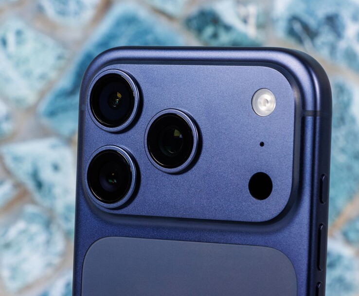 Close-up van Apple iPhone-cameramodule, ter illustratie van het toekomstige potentieel voor LOFIC-sensorintegratie. (Afbeeldingsbron: Notebookcheck)