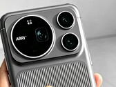 Een vermoedelijk door AI gegenereerde afbeelding van de Honor Magic9 Pro Max, die naar verluidt is uitgerust met een Arri-camera met een vierkante sensor voor de frontcamera.
