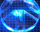 De biohybride robot wordt met licht beschenen.