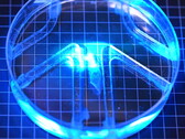 De biohybride robot wordt met licht beschenen.