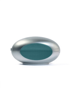Gesloten, zilverkleurige en blauwgroene verzamelkoffer in de vorm van een capsule voor de samenwerking tussen Casio G-Shock en C2H4.