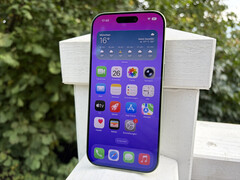 Volgens Apple bereikt het 6,3-inch OLED-paneel van de iPhone 17 een helderheid tot 3.000 nits buitenshuis. (Afb. bron: Notebookcheck)