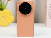 De oranje Vivo X500 Pro Max zal volgens een vermelding bij een dealer in Hong Kong beschikbaar zijn als wereldwijd model met een grotere batterij dan de EU-versie.