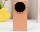 De oranje Vivo X500 Pro Max zal volgens een vermelding bij een dealer in Hong Kong beschikbaar zijn als wereldwijd model met een grotere batterij dan de EU-versie.