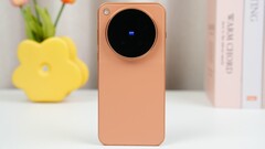 De oranje Vivo X500 Pro Max zal volgens een vermelding bij een dealer in Hong Kong beschikbaar zijn als wereldwijd model met een grotere batterij dan de EU-versie.