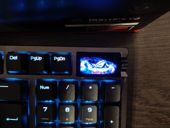 Het scherm maakt het veel gemakkelijker om instellingen direct op het toetsenbord aan te passen, en het kan ook animaties weergeven. (Afbeeldingsbron: Notebookcheck)