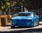 De Jaguar Type 01 EV in de kleur „Blue Exuberant Modernism Camouflage” raast langs de startgrid tijdens de Goodwood Hill Climb