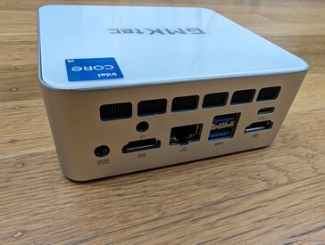 Achterkant: AC-adapter, 3,5 mm headset, 2x HDMI 2.0 (4K60), Gigabit RJ-45, USB-A 2.0, USB-A 3.2, USB-C (geen PD)