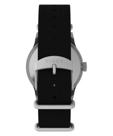 Peanuts x Timex Snoopy MK1, gezien vanaf de achterzijde met de zilveren achterkant van de kast en een zwarte stoffen band.