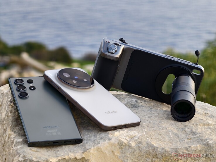 De Vivo X300 Pro met teleconverter is een iets grotere vervanging voor de 10x telefotocamera in de Samsung Galaxy S23 Ultra. (Afbeeldingsbron: Alexander Fagot, Notebookcheck)