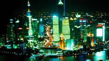 Een zeldzaam voorbeeld van aliasing zichtbaar in de wolkenkrabbers van Shanghai. De Yaber T1 Pro heeft geen geavanceerde beeldverwerking om dit te minimaliseren. (Afbeeldingsbron: "Skyfall" door MGM)