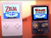 Funnyplaying's FPGA gaming handheld naast de Analogue Pocket, van rechts naar links. (Afbeelding bron: Macho Nacho Productions)