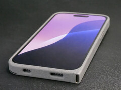 De Obsoless iPh0n3 heeft een nylon ontwerp en een aan de zijkant gemonteerde USB Type-C poort. (Afbeeldingsbron: Ken Pillonel)