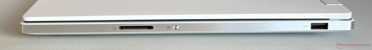 Rechterkant: SD-kaartlezer, webcam privacy shutter, USB-A 3.2 Gen.1 (5 Gbps)