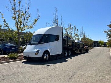 Tesla Cybertruck op een Tesla Semi