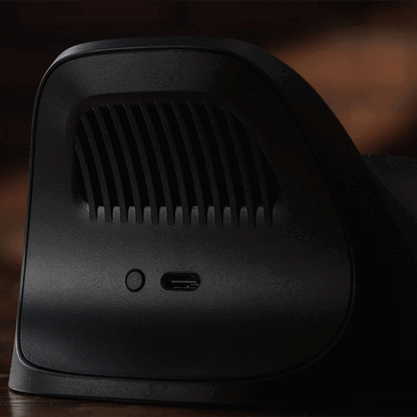 Het 8BitDo Ultimate-oplaadstation voor Xbox-controllers – Gears of War: E-Day is voorzien van ventilatieopeningen voor warmteafvoer.