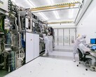 Rusland streeft naar 28-nanometer-chipproductie in 2030, maar er blijven hiaten. Afgebeeld: ASML cleanroom met technici die werken aan fotolithografieapparatuur (Afb. bron: ASML)