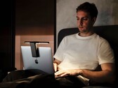 De LaptopBar kan dankzij de magnetische bevestiging binnen enkele seconden aan een laptopscherm worden bevestigd. (Afbeelding: BenQ)