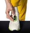Met een accessoire met hardloopclips voor de Xiaomi Smart Band 8 kun je hem aan je trainer vastmaken. (Afbeeldingsbron: Xiaomi)
