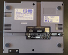 De NES Hub wordt aangesloten op de ongebruikte 15-pins uitbreidingspoort aan de onderkant van een NES. (Afbeeldingsbron: RetroTime)