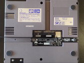 De NES Hub wordt aangesloten op de ongebruikte 15-pins uitbreidingspoort aan de onderkant van een NES. (Afbeeldingsbron: RetroTime)