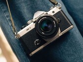 OM System OM-3 camera in zilver en zwart