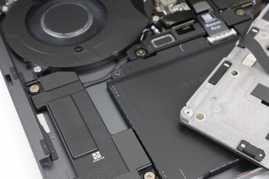 Viervoudige luidsprekers (3 W x2 + 2 W x2) met twee omhoog gerichte en twee omlaag gerichte luidsprekers