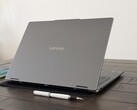 De Yoga 7 16ILL10 loopt iets warmer dan de Yoga 7 16IML9 van vorig jaar, maar de voordelen wegen ruimschoots op tegen dit kleine nadeel (Afbeelding bron: Notebookcheck)