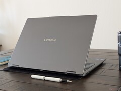 De Yoga 7 16ILL10 loopt iets warmer dan de Yoga 7 16IML9 van vorig jaar, maar de voordelen wegen ruimschoots op tegen dit kleine nadeel (Afbeelding bron: Notebookcheck)