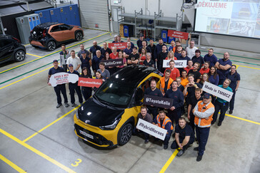 Het team achter de transformatie: Werknemers van de TMMCZ-fabriek in Kolin vieren de start van de productie van de Aygo X Hybrid. De fabriek is een pijler van Toyota's "Multi Path Strategy". (Afbeeldingsbron: Toyota).