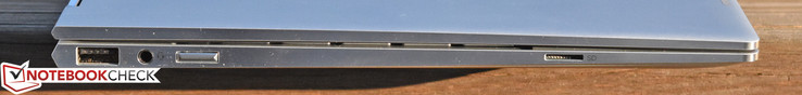 Linkerkant: USB Type-A, gecombineerde audiopoort, aan/uitknop, microSD kaartlezer