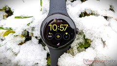 Google zal de Pixel Watch, afgebeeld, naar verwachting dit najaar vervangen. (Beeldbron: NotebookCheck)