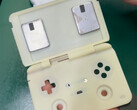 De behuizing van één MagicX clamshell gaming handheld lijkt erg op die van de Retroid Pocket Flip 2. (Afbeeldingsbron: MagicX)