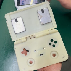 De behuizing van één MagicX clamshell gaming handheld lijkt erg op die van de Retroid Pocket Flip 2. (Afbeeldingsbron: MagicX)