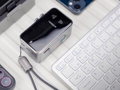 De Tessan Aero 70 Smart Travel Adapter heeft een handriem die kan worden omgezet in een USB-c kabel.