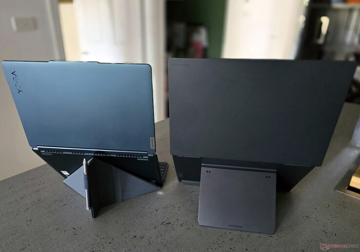 De Zenbook DUO heeft een ingebouwde kickstand. (Afbeelding: Notebookcheck)