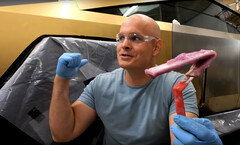 Deze paarse brij bevat opgelost goud dat voorbestemd is om een Tesla Cybertruck te bedekken. (Afbeeldingsbron: JerryRigEverything op YouTube)