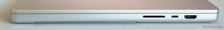 Juist: SDXC-kaartlezer, USB-C 4.0 met Thunderbolt 5 (120 Gbps, DisplayPort 2.1, Power Delivery), HDMI